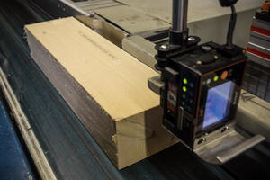 Automatische IPPC-Beschriftung auf der Schiebersäge