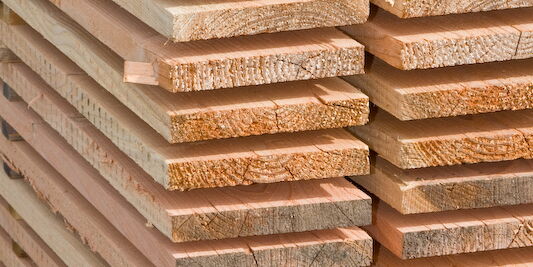 Douglasienbretter, gestapelt