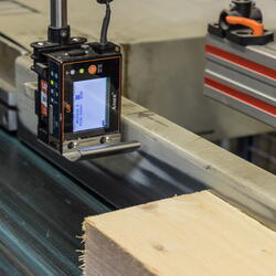 Automatische IPPC-Beschriftung auf der Schiebersäge