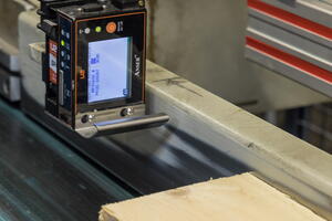 Automatische IPPC-Beschriftung auf der Schiebersäge