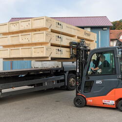 LKW beim Beladen mit E-Stapler
